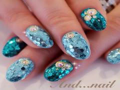 シンプルから派手ネイルまで！ホログラムを使ったネイルデザイン