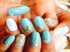 みんなの視線を独り占め♡海にぴったりのシェルネイル