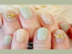 指先のキラキラで夏を楽しむ♪シェルをつかったネイルデザイン