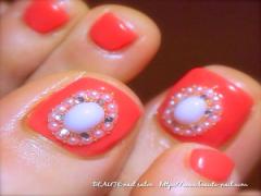 フットがもっと輝く♡流行りのブローチネイル♪