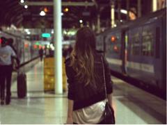 足を踏んだら大迷惑！ヒールを履いてもグラグラしない満員電車の乗り方