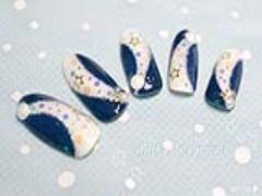 指先キラリに願いをこめて。ネイルにポップな星をあしらおう！