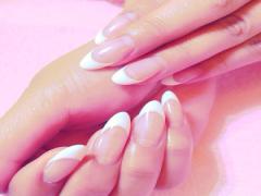 ジェルネイルをガーリーに仕上げたいならやっぱりフレンチ♡