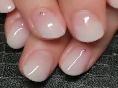 清楚に決めましょう♡白グラデーションのモテネイルデザイン集