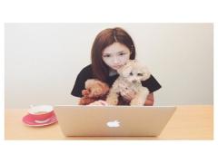 紗栄子に小さな“追っかけ”？「愛犬が可愛すぎる」とSNSで話題沸騰中♡