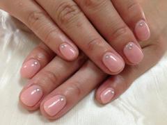 シンプルな一粒ネイルは、お洒落で魅力的な指先にしてくれる