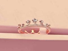 かぶれないから指先に。ティアラネイルでプリンセス気分を楽しむ♡