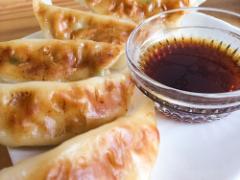 ありえない、けど味は最高。「〜屋さんなのに餃子」が今アツい！