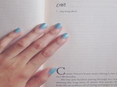 夏は、爽やかさの中にキュートさも隠れてる“水色”ネイルに決まり！
