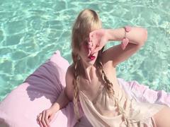 ＼白雪肌デコルテ希望♡／気になるあの子の視線は白雪肌デコルテでGet！