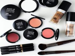 メイク崩れ、ファンデが原因かも？“夏ファンデ”に切り替えて年中カワイイを貫くの♡