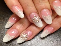 上品なウェディングネイルで幸せいっぱいの花嫁に♡