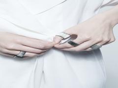 指先まで美しく。とんがりデザインにキラキラのせた大人の夏ネイル