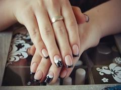 ガーリー派必見。ころっと可愛い丸フレンチネイルに首ったけ♡