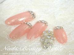 ネイルのワンポイントにストーンを入れて指先も気分もキラキラに！