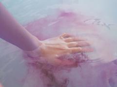 夏っぽさ満点◎気分もアがるような、ミルキーなタイダイ模様をネイルにもONしよっ