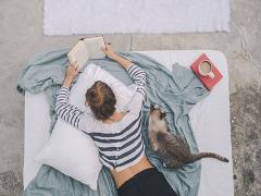 読書だってカタチから。‘憧れLady’は本を読む場所も抜かりない。