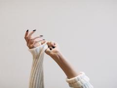 女性をきれいに魅せるヌードカラー。大人っぽいセクシーな指先になりませんか？