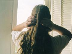 1日、巻き髪が続かないと悩む人に。基本・巻き髪をキープするコツ