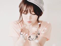 さりげないリボンをちょこんっ♡女の子ネイルはこれで決まり！