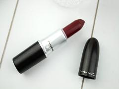 この秋、チークで旬顔に＊ダークカラーメイクとの相性抜群ベージュを頬に携える