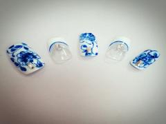 流行りの”陶器ネイル”で上品で女性らしい指先に