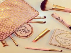 ガーリーorシンプル？「#inmypouch」から見るお洒落コスメ