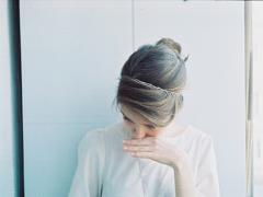 カチューシャは華奢なものを。ヘアアレンジと合わせて女性らしさを手に入れて。