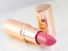 セクシー？可愛い？どっちも叶える"赤ピンクリップ"はリップの定番色に決定♡