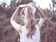 可愛くセットしたのにつらすぎる！お出かけ先で崩れたまとめ髪の直し方