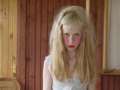 脱血色・脱おフェロ。太眉×ナチュラルリップで無防備モテ顔狙う夏