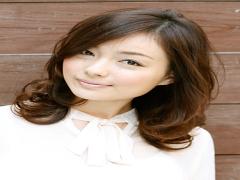 くるりんカールが肩で舞う♡キュートなアラフォー髪型で艶ぽく