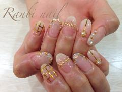 オフィスでもOK！上品さ溢れる『乳白色×ゴールド』ネイルが素敵すぎる