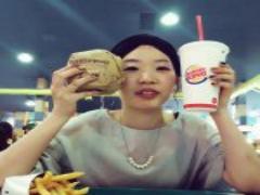 流行スタイルとマッチする。夏から秋への移行カラーは断然こっくりオレンジ