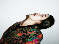 さりげなく仕込んだ目もとに惚れる。秋のヌケ感は脱黒なダークカラーで作るべし