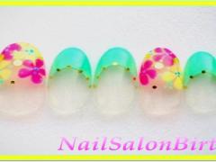 男ウケ抜群！フレンチネイルで魅せる指先に♡