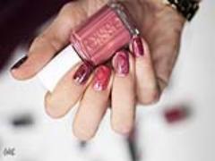 2015年のトレンドを、指先から手軽に取り入れる。マルサラカラーのネイルカタログ