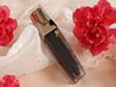 真っ黒で作る大人face。秋のマストコスメ、黒グロスをチェック