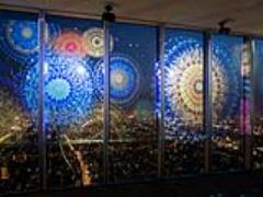 ヒカリエの夜景に花火が打ち上がる。プロジェクションマッピングの幻想的な世界へ