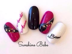 秋の指先は、エッジの効いたレザーネイルで大人っぽくキメる。