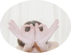 目で見るコトから感じる秋。〝くすみブルー〟のネイルでちょっぴり大人に、上品に。