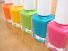 魅力的な「赤」を使って。レッド引き立つ大胆かつ上品なオトナネイル