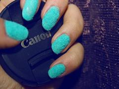 流行のベルベット×キャラクターで飛び切りcuteなネイルにしましょ♡