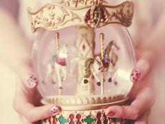 動かすたびに、きらめくの。小さなスノードームを指先にのせて♡