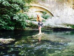 反射で輝くオーロラの光。世界自然遺産にある〈青池〉の魅力