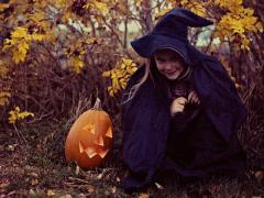 あなたのハロウィンネイルはCUTEな小悪魔派orミステリアスな魔女派？