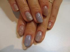 ほんのりスモーキーさが上品。グレイッシュカラーネイルで秋の手元を彩ろう