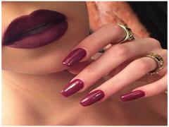 口元に添える手が映える。リップ×ネイルのカラーコーディネート