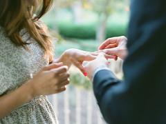 小さいカタチを、味方に楽しむ。潤いネイルで煌めく指先コーデ24選