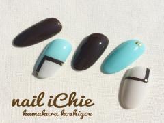 モノトーンな秋ファッションには、カラフルなブロックネイルがお似合い♡